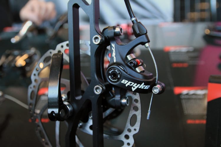 Hamulce hydrauliczne czy mechaniczne – które lepiej sprawdzą się w Twoim rowerze?