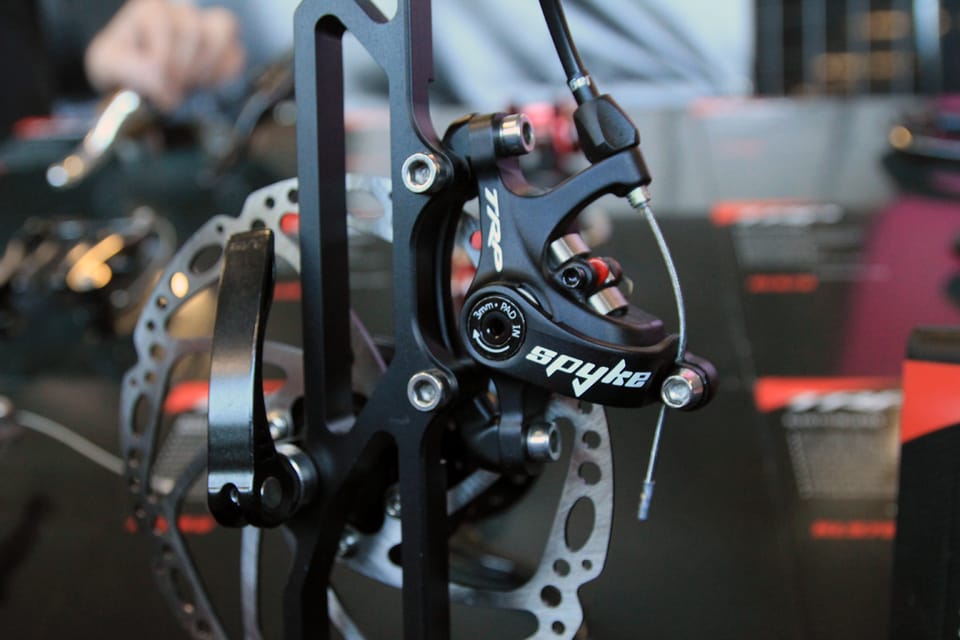 Hamulce hydrauliczne czy mechaniczne – które lepiej sprawdzą się w Twoim rowerze?